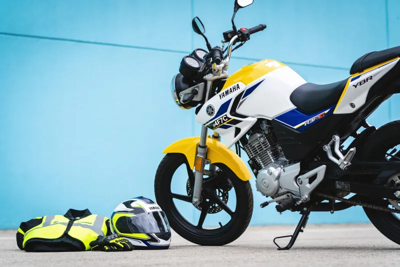 Учебный мотоцикл Yamaha YBR и комплект экипировки для категории A