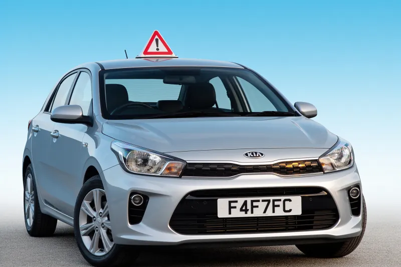 Учебный автомобиль Kia Rio со знаком «Учебное транспортное средство»