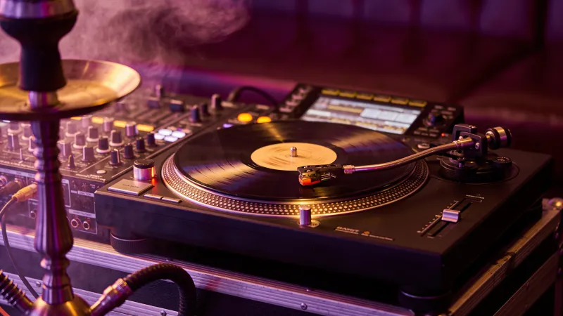DJ за пультом на виниловом сете в лаунже «Бархат»