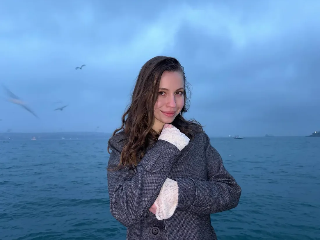 Полина на фоне моря